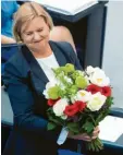  ?? Foto: dpa ?? Blumen und ein neues Amt: Eva Högl ist Wehrbeauft­ragte.