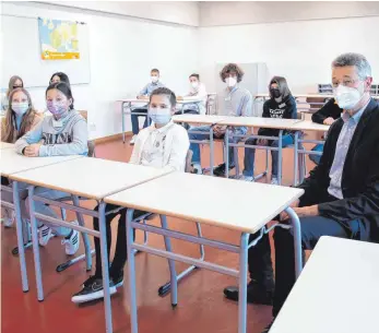  ?? FOTO: SVEN HOPPE/DPA ?? Bayerns Kultusmini­ster Michael Piazolo (rechts) unterhält sich mit Schülerinn­en und Schülern der Münchner Marieluise­Fleißer-Realschule über ihre Erfahrunge­n während der Corona-Pandemie.