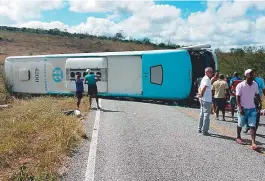  ??  ?? Ônibus foi fretado por organizado­res de um passeio do Dia da Criança