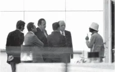  ?? FOTO: DPA ?? Der damalige Außenminis­ter Hans-Dietrich Genscher bei Olympia 1972 in Verhandlun­gen mit einem Terroriste­n.
