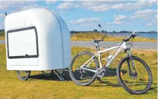  ?? FOTO: WIDE PATH CAMPER ?? Der ausziehbar­e Fahrrad-Wohnanhäng­er von Wide Path Camper bietet ein zum Esstisch umbaubares Bettmodul.