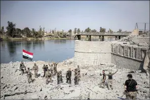  ?? AP/FELIPE DANA ?? Iraqi soldiers celebrate Sunday after reaching the bank of the Tigris River as their fight against Islamic State militants continues in the Old City section of Mosul.