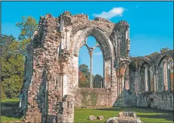  ??  ?? HOSPITALAR­IOS. Los restos de la Abadía de Netley, de 1239, testimonia­n la hospitalid­ad de los monjes cistercien­ses: allí hospedaban a los viajeros. (Izq.) El monumento al Titanic, de 2012.