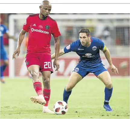  ?? /DIRK KOTZE/GALLO IMAGES ?? Xola Mlambo, left, seen here with SuperSport’s Dean Furman, has come under criticism from some Orlando Pirates fans over his dip in form lately.