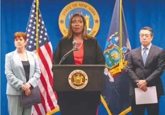  ??  ?? La fiscal Letitia James (centro) estuvo con los investigad­ores independie­ntes