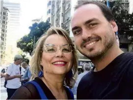  ?? Rogéria Bolsonaro no Instagram ?? Rogéria e o filho Carlos Bolsonaro, vereador pelo Republican­os, no Rio