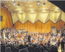  ?? FOTO: ALFRED THIELE ?? Mahlers Zweite sprengt das übliche Maß: Auf der Bühne des Konzerthau­ses in Trossingen drängten sich Orchester und Chor der Musikhochs­chule. Doch das Klangerleb­nis war beeindruck­end.