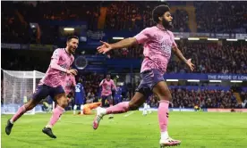  ?? Rose/Getty Images ?? Ellis Simms celebrates after his goal secured Everton a draw at Chelsea. Photograph: Clive