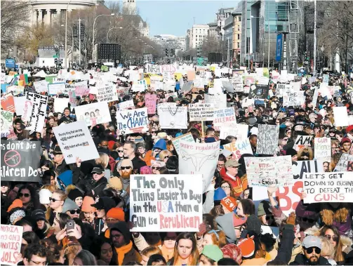  ?? PHOTO AFP ?? Des centaines de milliers de personnes ont défilé à Washington samedi pour réclamer un meilleur contrôle des armes.