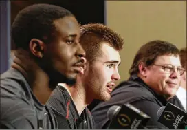  ?? CURTIS COMPTON / CCOMPTON@AJC.COM ?? Former Georgia offensive coordinato­r Jim Chaney (right) received a three-year, $4.8 million deal from Tennessee to run its offense.