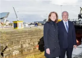  ?? FOTO GREGORY VAN GANSEN ?? Cultuursch­epen Caroline Bastiaens en havenschep­en Marc Van Peel bij een droogdok dat een werkend museum wordt.