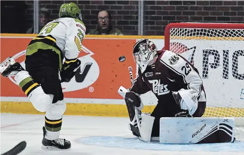  ?? SEAN RYAN NORTH BAY BATTALION ?? Peterborou­gh Petes goalie Hunter Jones stops Cameron Peters of the North Bay Battalion during a 5-2 Petes win Thursday night at the North Bay Memorial Gardens. The Petes improve to 3-1 on the season.