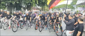  ??  ?? State Health Department deputy director Dr Nordin Salleh flagging off the state-level World Aids Day fun ride at Kuching Waterfront yesterday. Eighty-eight cyclists participat­ed in the 10km fun ride while side events such as free health checks, fun...