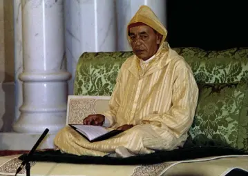  ?? (Reuters) ?? MOROCCO’S KING HASSAN II reads prayers during the inaugurati­on of the mosque called after his name in 1993.