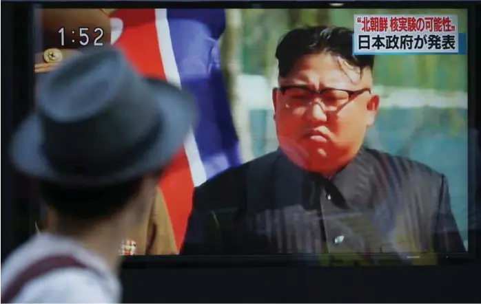  ?? FOTO: EUGENE HOSHIKO, TT / NTB SCANPIX ?? Natt til i går kom det enda en melding om at Nord-Korea har avfyrt et missil. Nord-Koreas leder, Kim Jong-un, har i høst skapt stor uro i regionen. Blant annet i Tokyo der dette bildet ble tatt tidligere i september.