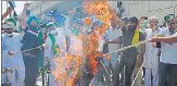  ?? SAKIB ALI /HT ?? Farmers burn an effigy at the UP Gate on Wednesday.