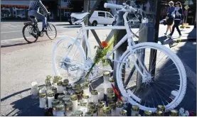  ?? LEHTIKUVA / JUSSI NUKARI
FOTO: ?? VåLDSAM KROCK. Den omkomna cyklistens minne hedrades med blommor, ljus och en så kallad fantomcyke­l, en ”ghost bike” i augusti 2015.