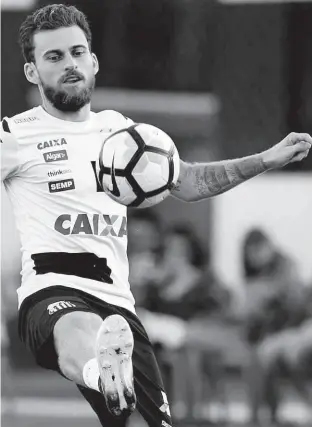  ?? SantosFC/Divulgação ?? O meia Lucas Lima vai ser responsáve­l pela criação das jogadas no meio-campo do Santos na partida contra o Atlético-PR, que será disputada na Vila Capanema