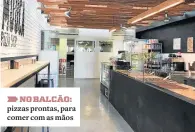  ??  ?? NO BALCÃO: pizzas prontas, para comer com as mãos