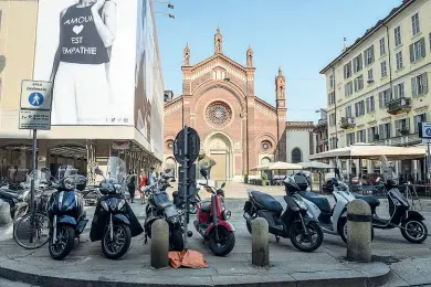  ?? (foto sopra) ?? Grazie all’utilizzo dei tablet e alla connession­e in tempo reale con la motorizzaz­ione, i vigili urbani controllan­o anche l’avvenuta revisione e la copertura assicurati­va dei motocicli