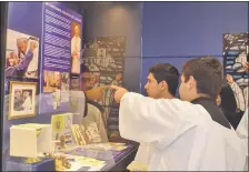  ??  ?? Exposición de fotografía­s y otros elementos utilizados por el papa Francisco, durante su visita en julio de 2015.