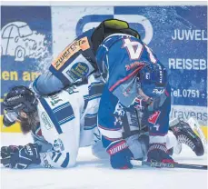  ?? FOTO: FELIX KÄSTLE ?? Die Ravensburg Towerstars (oben Brian Roloff) sind am Freitag böse über die Dresdner Eislöwen (Thomas Pielmeier) gestolpert.