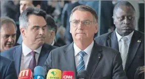  ?? ?? El presidente brasileño, Jair Bolsonaro, durante el breve mensaje que pronunció ayer tras los comicios