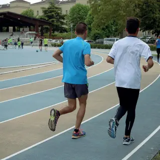  ??  ?? Atletica Ragazzi durante un allenament­o al Campo Covi e Postal di Cristo Re. A breve arriverà la pista indoor