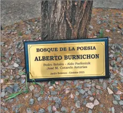  ?? ?? PLACA. El primer Bosque de Poesía en la ciudad de Córdoba rinde homenaje al editor y difusor de arte.