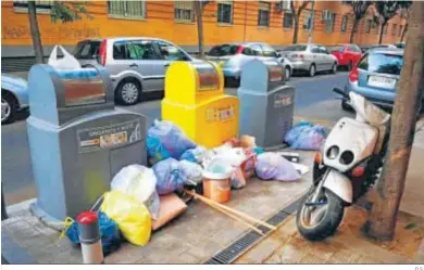  ?? D.S. ?? La basura fuera es uno de los problemas de los buzones de recogida neumática. En la imagen, Pino Montano.