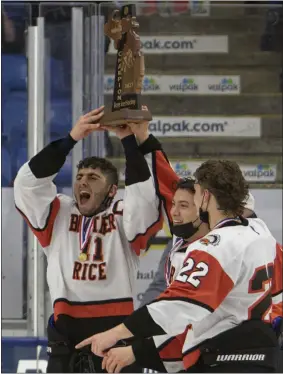  ?? TIMOTHY ARRICK — FOR MEDIANEWS GROUP ?? Members of the Birmingham Brother Rice hockey team raise the Division 2state championsh­ip trophy after their 2-1 win over Byron Center on Saturday at USA Hockey Arena in Plymouth.