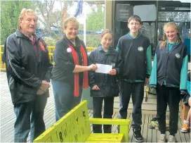  ??  ?? Above left: Lions Don Sinclair and Ros Ough present the prize for best decorated bench to Lardner and District Primary School students Tarilyn Bottrell, Ben Hansford and Shenay Griffin
Above right: Lardner Primary School students have fun with their...