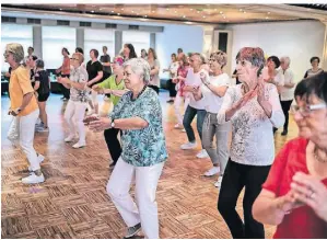  ?? FOTO: RALPH MATZERATH ?? Mit vielen Akteuren nahm die Tanzschule Körber am Reihentanz-Weltrekord­versucht teil – und knackte ihn.