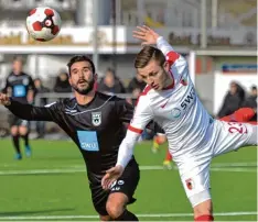  ?? Foto: Horst Hörger ?? In dieser Szene hat der Ulmer Alper Bagceci (links) gegen den Augsburger Tim Rieder das Nachsehen, am Ende verlor sein Team die Partie 1:7.