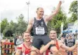  ?? FOTO: BERND THISSEN ?? Arthur Abele wird nach dem abschließe­nden 1500-Meter-Lauf des Zehnkampfs von Felix Hepperle (.) und Nils Kruse auf den Schultern getragen.