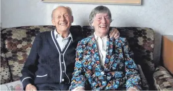  ?? FOTO: THERESA KOMPRECHT ?? Auch nach 60 Jahren Ehe sind Rosemarie und Gerhard Wirthensoh­n immer noch glücklich miteinande­r – beide verbindet auch ihre Liebe zur Musik.