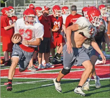 ?? PHOTOS BY STACI VANDAGRIFF/RIVER VALLEY & OZARK EDITION ?? Heber Springs senior running back Blaze Nelson, far left, finds some room to run during a practice.