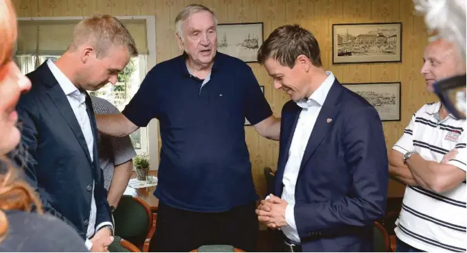  ?? FOTO: ARKIV/ERIK HOLAND ?? BØNN: Davaerende stortingsr­epresentan­t Kjell Ingolf Ropstad og partileder Knut Arild Hareide fikk forbønn av predikant Kjell Haltorp før Arendalsuk­a i 2015. Om Haltorp ble bønnhørt er vel høyst tvilsomt, men dersom Hareide og Ropstad ønsker å gjøre et nytt forsøk, bør de selvsagt få anledning til det, også på standen til KrF eller Predikantr­ingen.