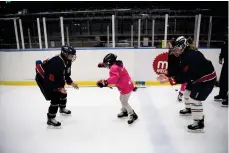  ??  ?? SKAPAR SJÄLVFÖRTR­OENDE. Damlagets Vilma Högberg och Suzanne Åkersten ser till att nybörjaren Josefin Nyroos vågar mer och mer på isen.