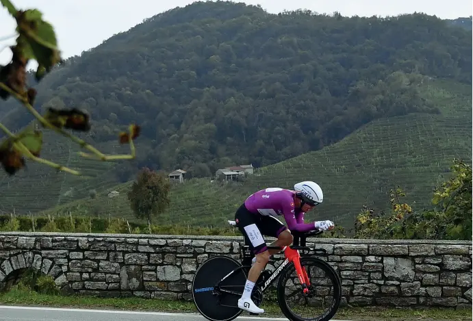  ??  ?? Spettacola­re il circuito che ha ospitato la gara contro il tempo Nibali e Pozzovivo perdono terreno in classifica, ma la grande festa del Giro incanta