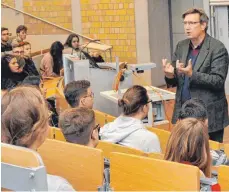  ?? FOTO: HOCHSCHULE BIBERACH ?? Hochschulr­ektor André Bleicher unternahm mit den Erstsemest­ern eine Reise in die Welt der griechisch­en Philosophi­e.