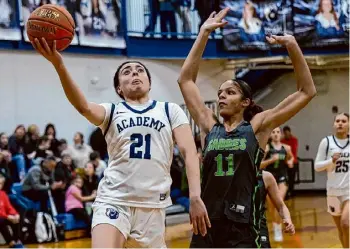  ?? Jim Franco/times Union archive ?? Albany Academy for Girls senior Bella Vincent, shown earlier this season, led the Bears with 21 points in a win over Southweste­rn in a state semifinal Friday.