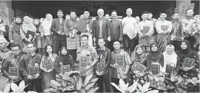  ??  ?? UNTUK ALBUM: Jamil (tengah) merakamkan kenangan bersama penerima Anugerah Pengurusan Kualiti dan Anugerah Khidmat Setia 20 Tahun di UiTM Sarawak Kampus Samarahan, semalam.