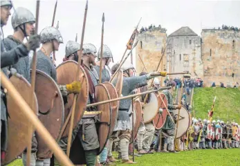  ?? FOTO: DPA ?? In Rüstungen und Kostümen bevölkern Wikingerda­rsteller die Stadt York in Großbritan­nien. Eine Woche lang dauern die dortigen Wikingerfe­stspiele.