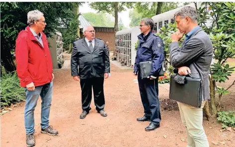  ?? RP-FOTO: FRITZ SCHUBERT ?? Wer tut so was? Thorsten Lacks, Wladimir Nowikow, Timm Wandel und Mike Seidel (v.l.) sind über die Taten auf dem Alten Friedhof entsetzt.