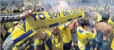  ??  ?? FIEBRE AMARILLA. Imagen de afición del Cádiz. Abajo la peña en Holanda, ‘Van der Carajo’