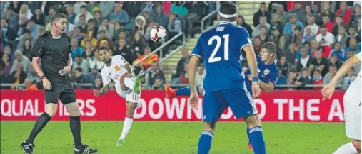  ??  ?? MUY SEGURO. Jonathan Viera se movió en la media punta y no dejó de mirar a portería.