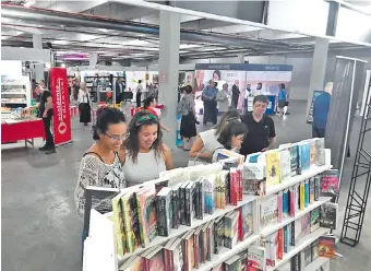  ?? ?? Mucha gente acudió ayer a la 27ª Libroferia de Capel en el Centro de Convencion­es del Mariscal.