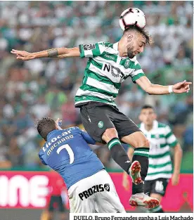  ??  ?? DUELO. Bruno Fernandes ganha a Luís Machado