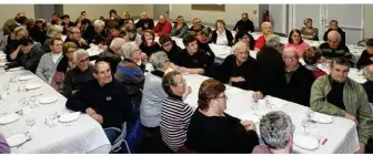  ??  ?? Une salle des fêtes comble pour la cérémonie des voeux.